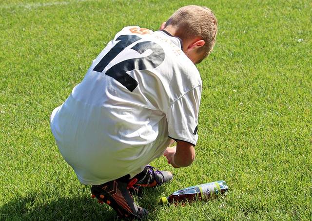 球迷沸腾：这球吹了也太离谱